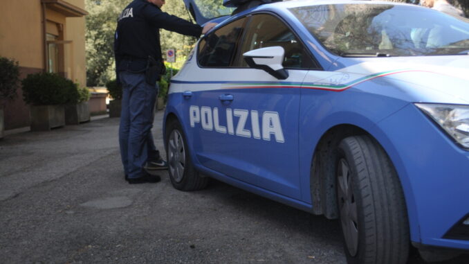 Nonnina litiga con nipote che usa asciugacapelli per scaldare camera