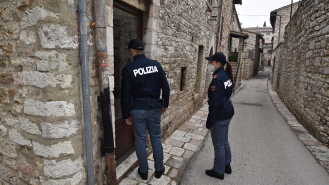 Maltrattamenti arrestata donna ad Assisi familiari barricati in casa