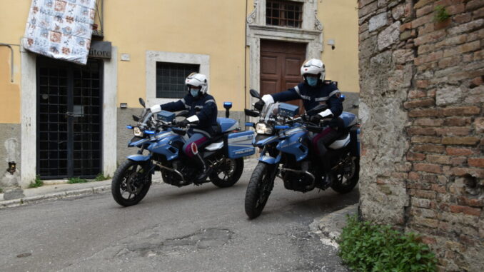 Scambia donna per finta operatrice porta a porta, polizia chiarisce equivoco
