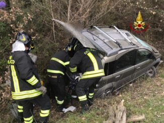Incidente, auto finisce fuori strada a San Giovanni del Prugneto