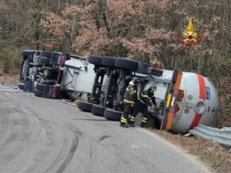Autocisterna carica di GPL si ribalta fra Massa Martana e Bastardo