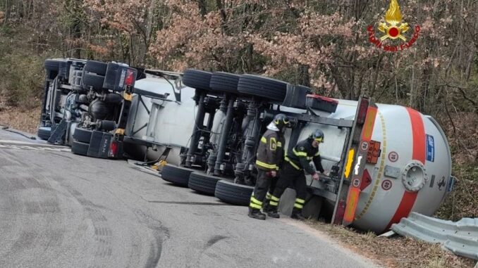 Autocisterna carica di GPL si ribalta fra Massa Martana e Bastardo