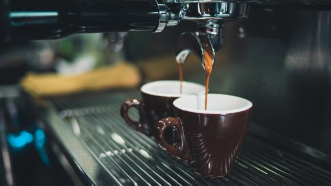Caro bar, risveglio amaro per gli italiani, caffè costa 18% in più del 2021