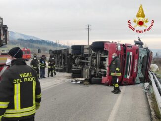 Tir si ribalta sulla strada statale 77 a Foligno, autista in ospedale, strada bloccata per ore