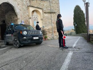 Toglie placche antitaccheggio dai vestiti e li indossa, beccato ed arrestato straniero