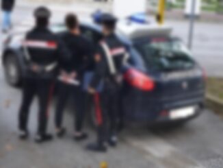 Soldi negati, e lui litiga con la mamma, la nonna e picchia i carabinieri