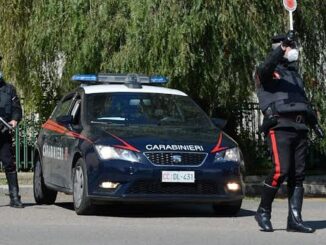 Picchia i carabinieri che lo stavano controllano, calci e pugni, ha 24 anni
