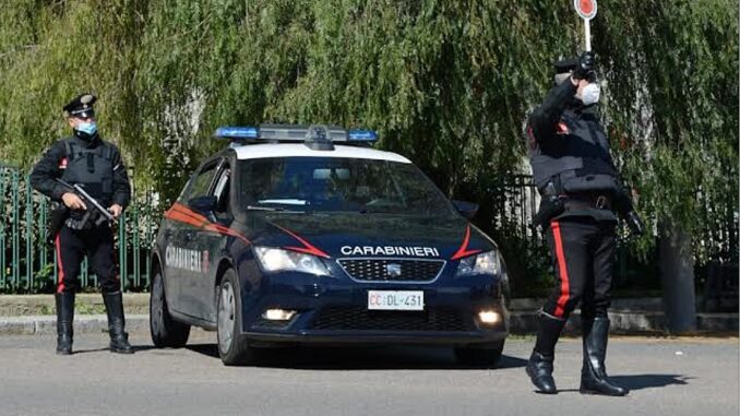 Picchia i carabinieri che lo stavano controllano, calci e pugni, ha 24 anni