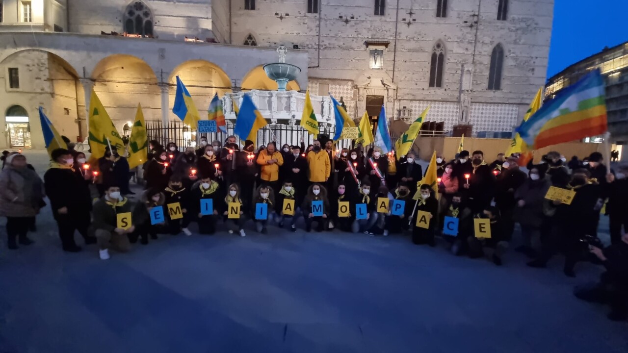La fiaccolata della speranza per l’Ucraina, in piazza a Perugia con il Cardinale Bassetti