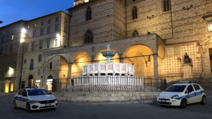 Si arrampica sulla Fontana Maggiore, la polizia locale denuncia quattro studenti