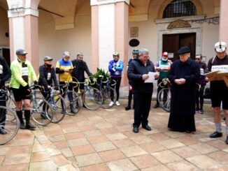 Francesco nei sentieri, il cardinale Gualtiero Bassetti benedice le biciclette