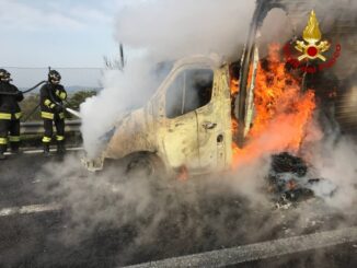 Furgone in fiamme sulla E45, panico in superstrada, salvo conducente
