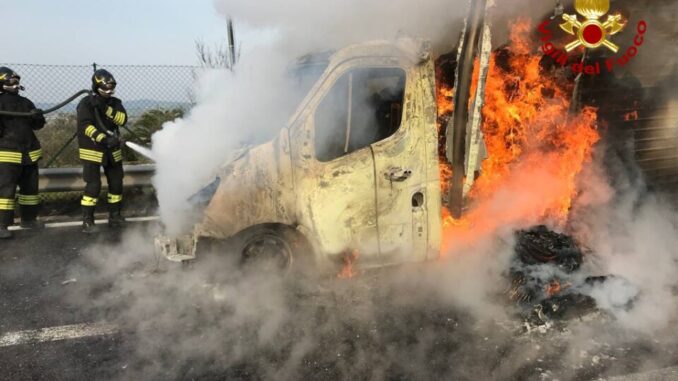 Furgone in fiamme sulla E45, panico in superstrada, salvo conducente