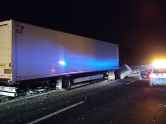 Incidente in A1 a Orvieto, un Tir ha sfondato il new jersey. Nell'impatto ha perso gasolio, autostrada bloccata