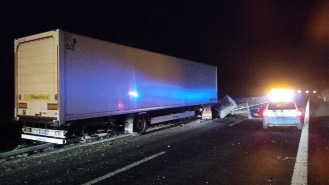 Incidente in A1 a Orvieto, un Tir ha sfondato il new jersey. Nell'impatto ha perso gasolio, autostrada bloccata