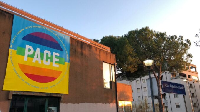 Messaggi di pace al Liceo Artistico "B. Di Betto", appesa all’esterno dell’edificio della scuola, all’ingresso, l’opera di grandi dimensioniMessaggi di pace al Liceo Artistico "B. Di Betto", appesa all’esterno dell’edificio della scuola, all’ingresso, l’opera di grandi dimensioni