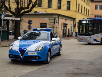 Minaccia automobilista con una chiave inglese, rintracciato e denunciato