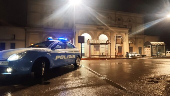 Sente strani rumori provenire da camere di un hotel e chiama polizia
