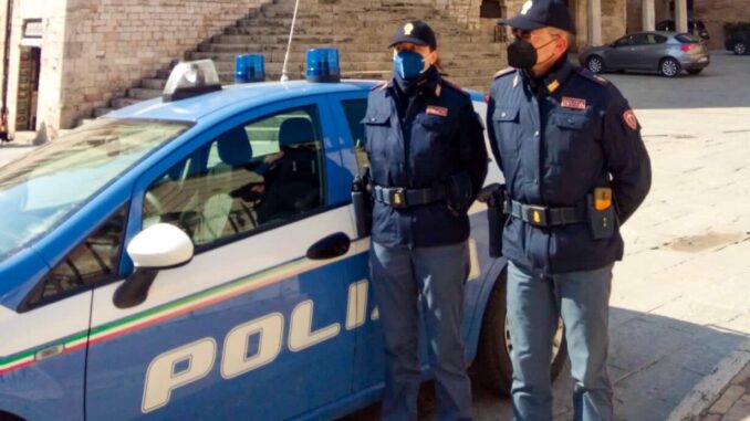 Si rifiuta di esibire il green pass, la polizia interviene alle poste