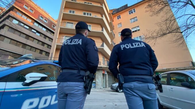Polizia controlla alberghi e case in disuso di Perugia, rintracciare due persone