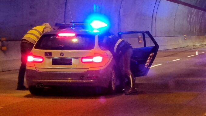 Resta in panne sulla statale 77, automobilista soccorso dalla polizia di Stato