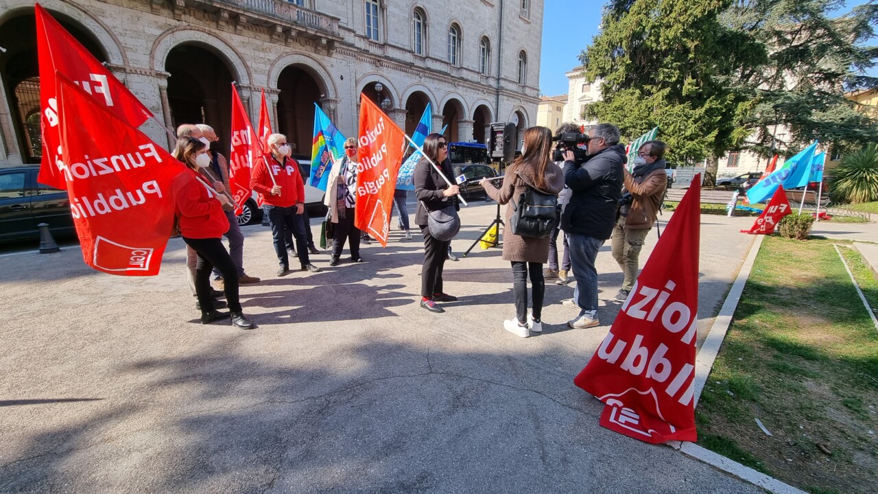 Dodici miliardi per le spese militari, ma non trovano 200 milioni per sanità