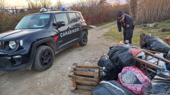 Abbandonati 50 sacchi di rifiuti speciali denunciato artigiano edile