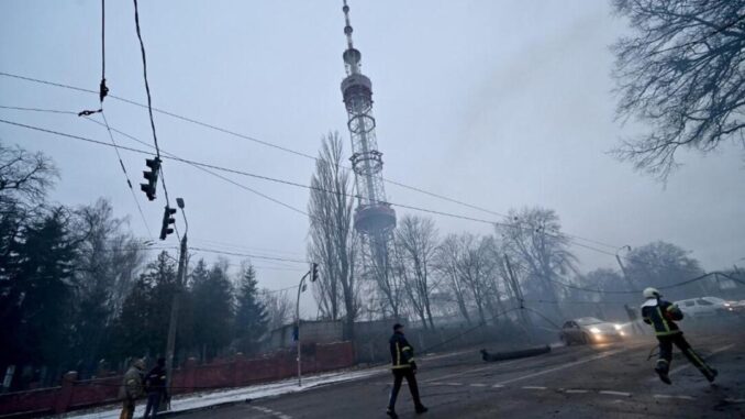 Guerra Ucraina-Russia, attacco a Kiev: missili contro torre tv [Video]