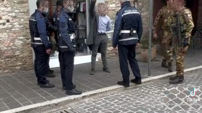 Uomo urla ad Assisi: "Mi hanno chiuso il conto corrente", interviene esercito