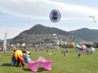 Un bel fine settimana a Gubbio con Ventomania, il Festival di aquiloni