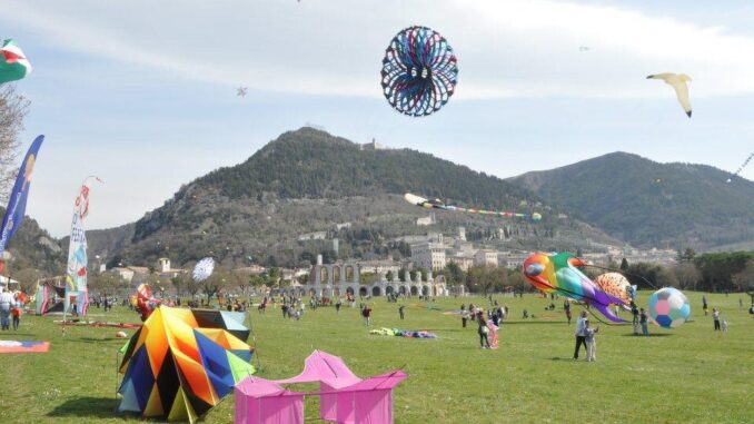 Un bel fine settimana a Gubbio con Ventomania, il Festival di aquiloni