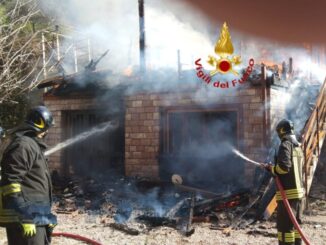 Incendio in una villetta di Piediluco: vigili del fuoco in azione
