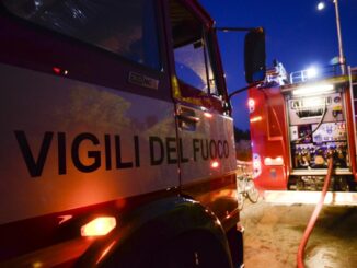 Incendio a Capocavallo di Corciano, a fuoco garage con moto e auto
