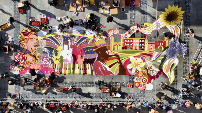 Gli infioratori di Spello ospiti speciali a Sanremo, dove hanno realizzato una maxi infiorata musicale