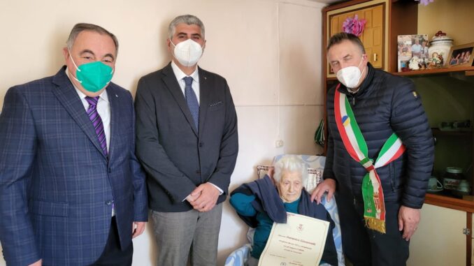 A Spoleto Domenica Giovannetti compie 107 anni, questa mattina la visita per gli auguri da parte del sindaco SistiA Spoleto Domenica Giovannetti compie 107 anni, questa mattina la visita per gli auguri da parte del sindaco Sisti