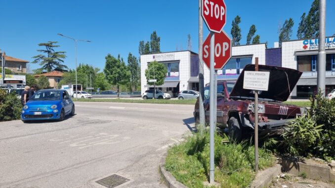 Incidente stradale con feriti a Ponte San Giovanni di Perugia, due auto coinvolte [Foto]