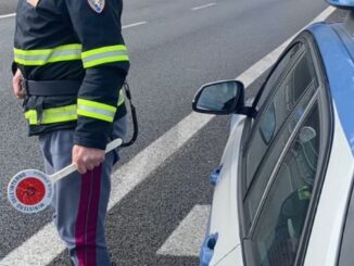 Sfreccia ad alta velocità sulla E45: «Scappavo perché non ho la patente»