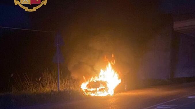 Auto in fiamme sulla E45, era sotto il cavalcavia di Umbertide, salvo il conducente