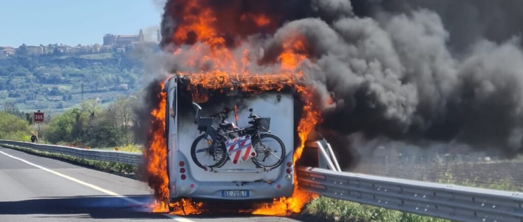 Camper a fuoco in A1, incendio in autostrada Sole, 8 km prime di Orvieto