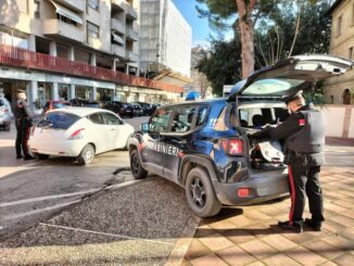 Pugni a tutti, anche ai carabinieri e sassate a chi lo soccorreva. Un 61enne è finito in galera