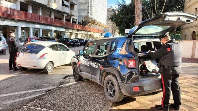 Pugni a tutti, anche ai carabinieri e sassate a chi lo soccorreva. Un 61enne è finito in galera