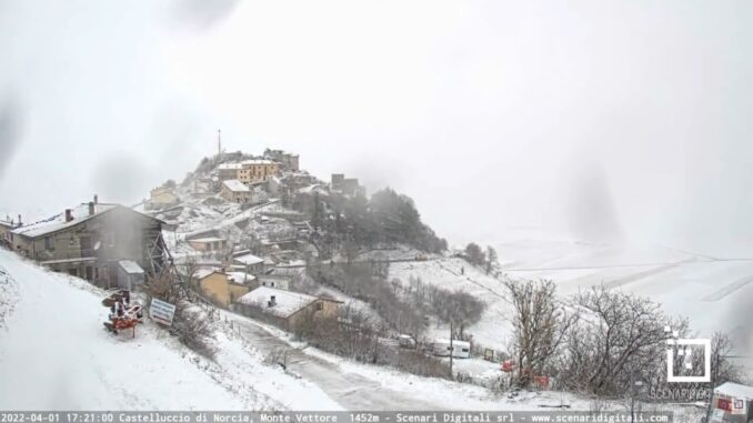 Maltempo: neve a Castelluccio e sulle vette dell'Appennino