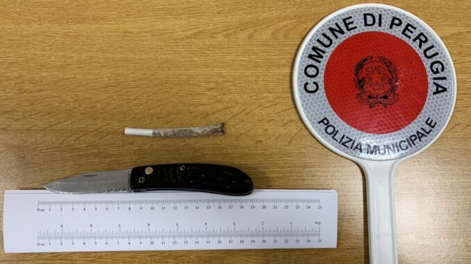 Con coltello e droga, scoperto dal Nucleo decoro urbano