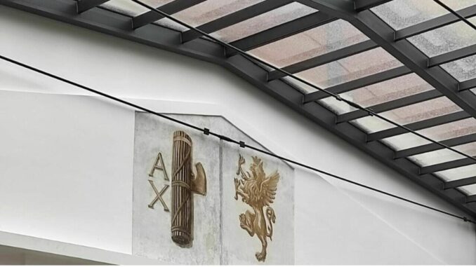 Coprire fasci littori, soluzione degna del peggior regime talebano