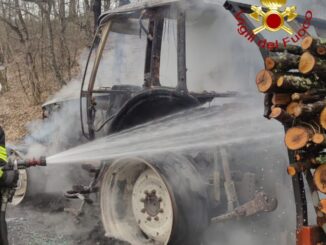 Trattore con rimorchio divorato dalle fiamme a Pietraluna