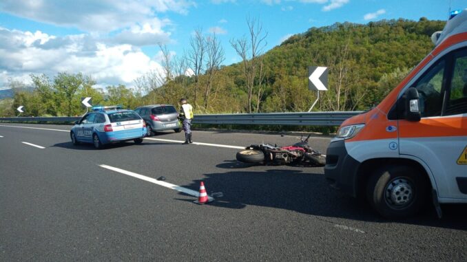 Incidente in moto in A1, centauro in codice rosso, trasportata in giallo