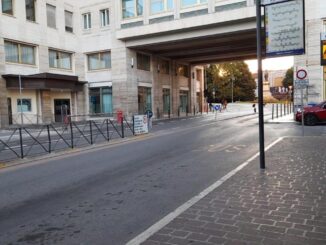 57enne in stato confusionale a piazza Partigiani, soccorso dalla Polizia