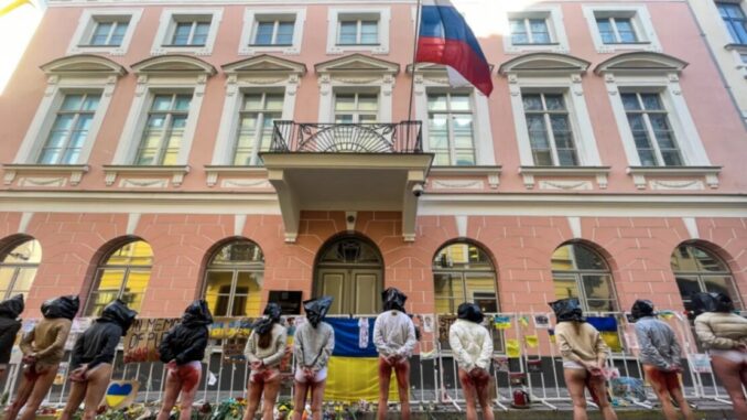Protesta davanti all'ambasciata russa contro gli stupri di donne ucraine