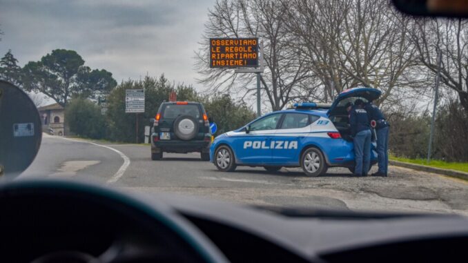 In sei a bordo, conducente fermato e sanzionato dalla polizia