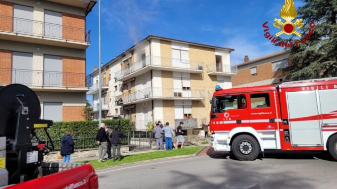 Incendio abitazione ad Umbertide, 9 famiglie evacuate